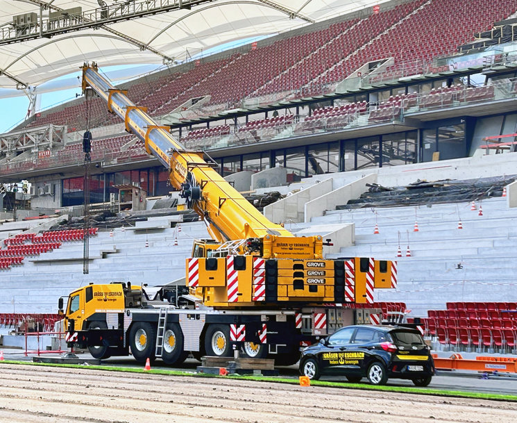 Grove GMK5250XL-1 extends helping hand to German soccer club VfB Stuttgart